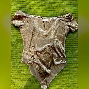 ASTR Womens Champagne Off Shoulder Bodysuit